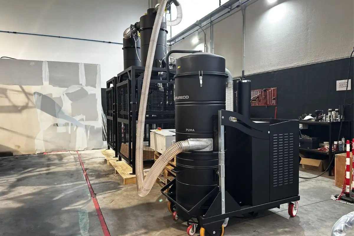 Centralised vacuum system collecting polyethylene filaments into big-bags